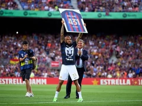Nou Camp náo nhiệt vì sự trở lại của huyền thoại