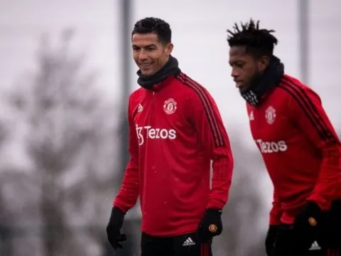 Nụ cười của Ronaldo và những điều ghi nhận từ buổi tập Man United