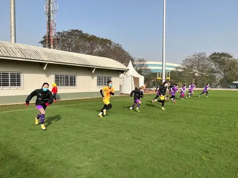 Tuyển nữ Việt Nam tập thả lỏng trước trận quyết định với Myanmar