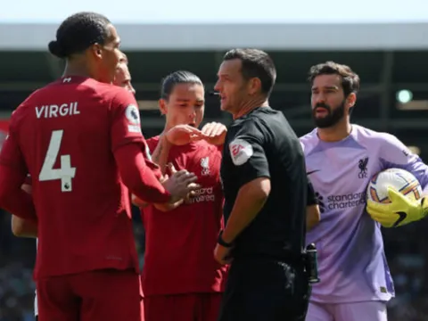 Nunez tố Mitrovic ngã vờ kiếm phạt đền