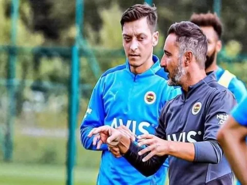 Bỏ qua Rooney, Martinez, Everton đàm phán với thầy cũ của Ozil