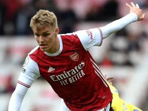 Odegaard chơi trận cuối, Arteta liên tục làm 1 điều trong trận