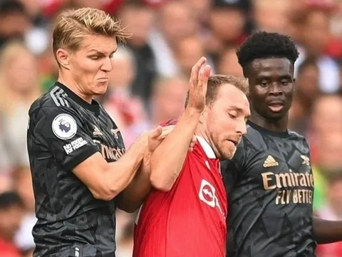 Odegaard đẩy Eriksen và sự ngây thơ từ Arsenal