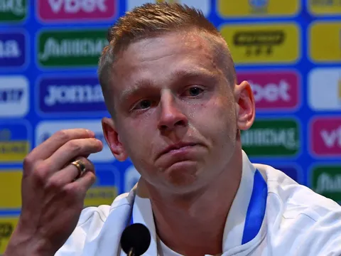 Zinchenko bật khóc trong buổi họp báo playoff World Cup