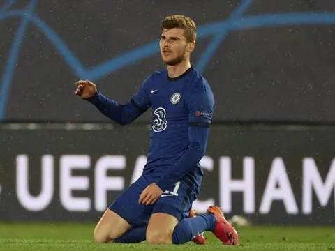 Werner bỏ lỡ cơ hội, Courtois nói 1 câu với Giroud trong đường hầm