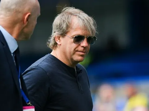 Ông chủ Chelsea gây chú ý trên sân tập