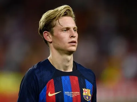 De Jong khiến chủ Chelsea muối mặt