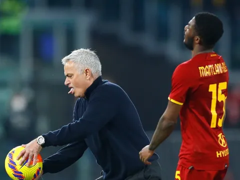 Ông chủ Roma phải ra mặt xin lỗi sau hành động trẻ con của Mourinho