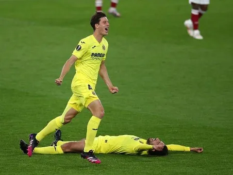 Owen Hargreaves ngạc nhiên vì Pau Torres