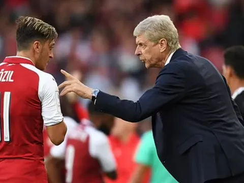 Cựu sao Arsenal tiết lộ góc khuất của Ozil