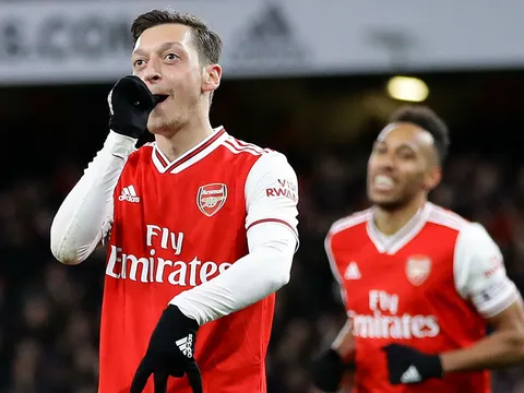 Man United có thể mắc sai lầm giống Arsenal với Mesut Ozil