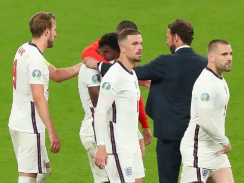 Ozil gửi thông điệp xúc động đến Bukayo Saka