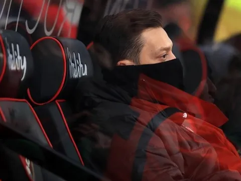 'Ozil sẽ không được ra sân ở Arsenal nữa. Cậu ta đã chống lại CLB'