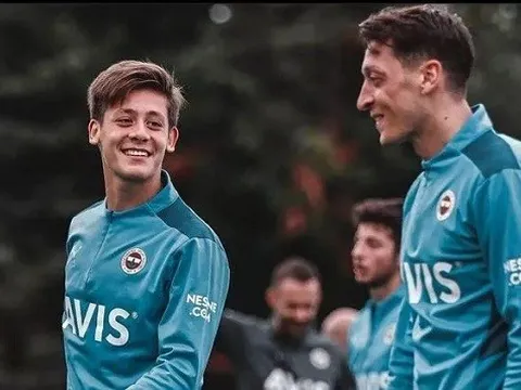 Ozil khen đồng đội đẳng cấp thế giới, Arsenal liền cử tuyển trạch viên đến xem giò