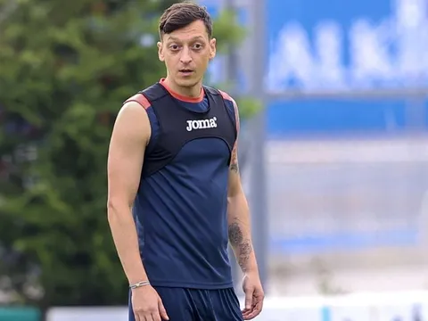 Ozil ra mắt, đội nhà thua thảm 1-7