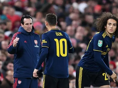 Mesut Ozil và Unai Emery đập tan tin đồn mâu thuẫn bằng hành động này