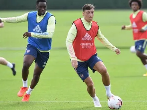 Không thi đấu, Mesut Ozil có động thái bất ngờ gửi tới Arsenal