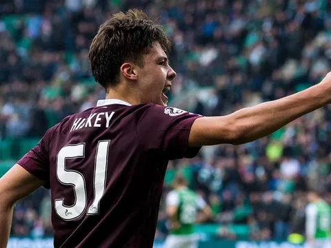 Chỉ 17 tuổi, cái tên này đã khiến Man City, Liverpool, Arsenal đại chiến