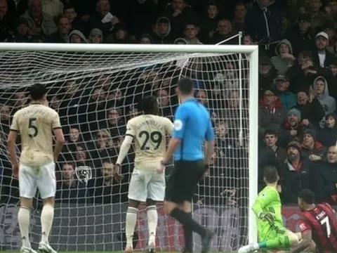 Fan Man Utd cay đắng: "Đúng là chỉ chúng ta mới làm nổi điều này"