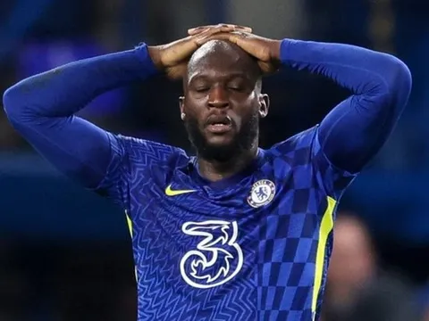 Lukaku giúp nữ phóng viên giải khuây trong thời gian cách ly