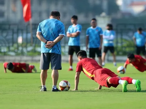HLV Park Hang-seo theo sát Tiến Linh