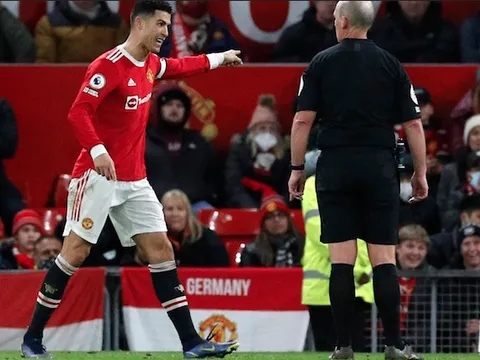 Paul Ince: 'Tại sao lại trao băng đội trưởng cho Ronaldo?'