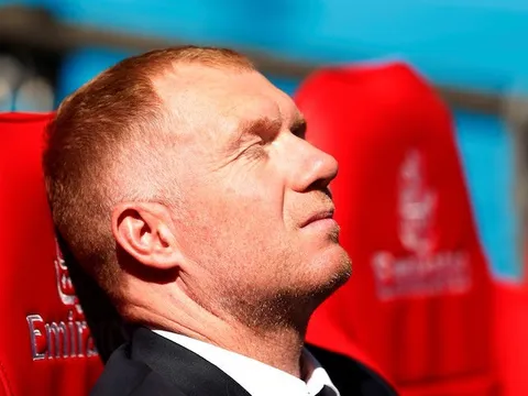 Scholes: "Ông ấy chẳng biết gì về bóng đá"