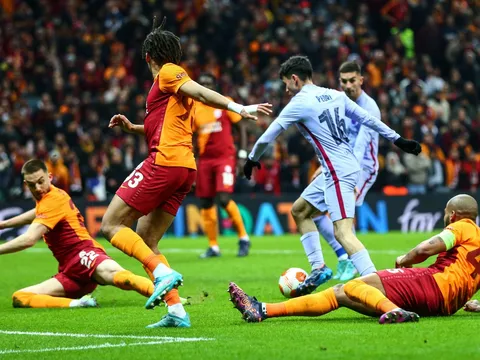 Pedri dùng IQ đỉnh cao, loại bỏ 2 cầu thủ ghi bàn đẳng cấp cho Barca