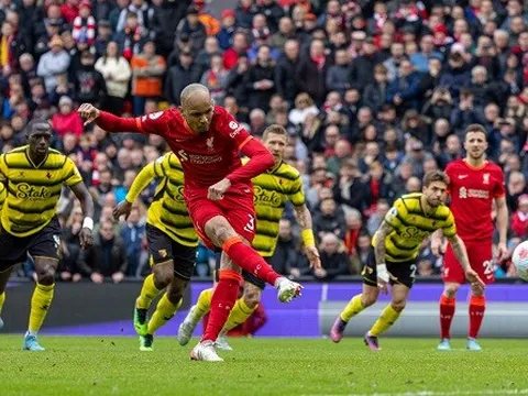 Penalty phút cuối, Liverpool leo lên ngôi đầu