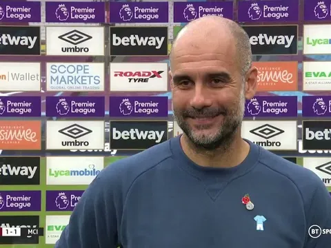 Pep: Fan M.U phải đổi sang áo xanh nếu muốn ăn mừng cùng Man City