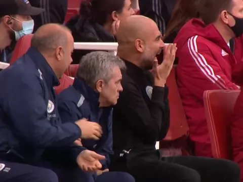 Pep Guardiola há hốc mồm khi Martinelli bỏ lỡ không tưởng