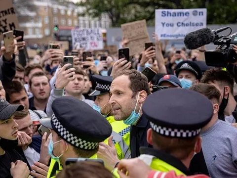 CHOÁNG! CĐV Chelsea 'đại náo', Petr Cech toát mồ hôi can ngăn
