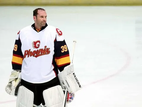 Petr Cech tỏa sáng trong ngày ra mắt môn hockey