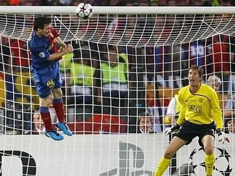'Pha đánh đầu của Messi vào lưới M.U 10 năm trước đẹp hơn bàn của Ronaldo'