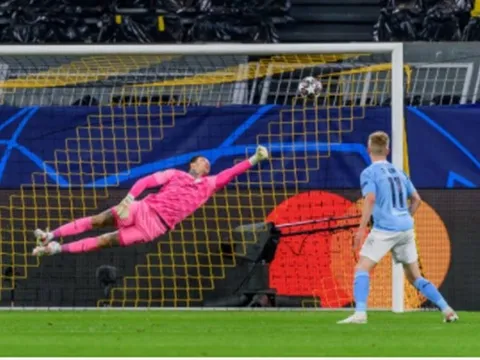 Phá lưới Man City, thần đồng 17 tuổi đi vào lịch sử Champions League