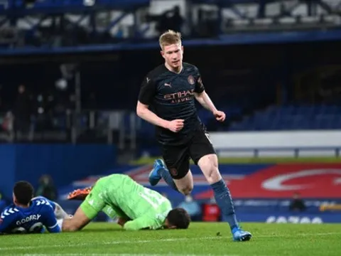 Kỳ binh náo loạn phá thế phong bế, Man City loại bỏ Everton dệt tiếp mộng ăn 4
