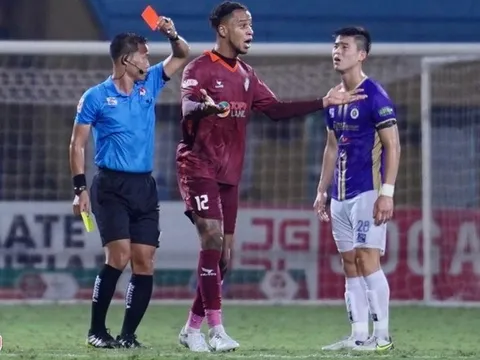 CLB Hà Nội đang tự bắn vào chân mình?