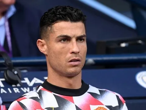 Phân tích ngôn ngữ cơ thể của Ronaldo trên băng ghế dự bị