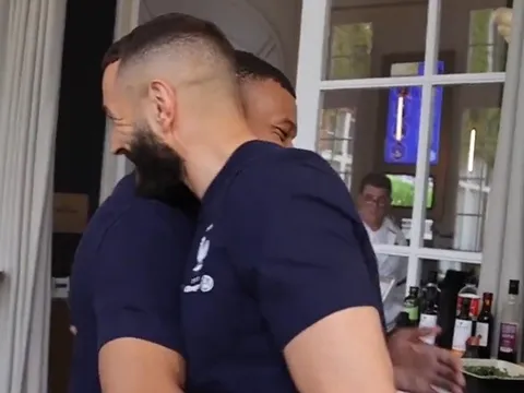 Phản ứng của Benzema khi chạm mặt Mbappe ở tuyển Pháp