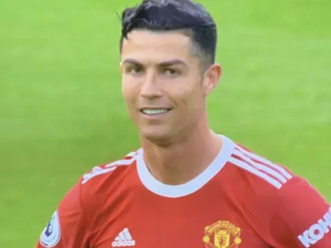 Phản ứng của Ronaldo khi M.U bị đối thủ vùi dập
