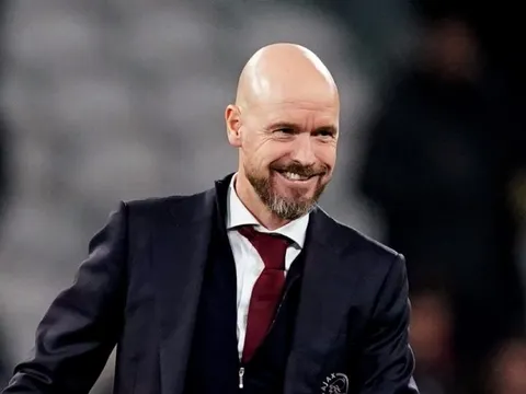 Phản ứng của Ten Hag với Zidane Iqbal và Charlie Savage