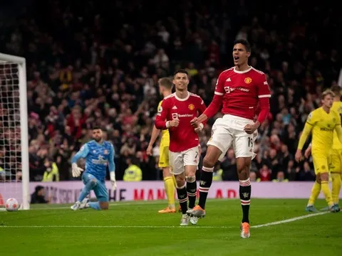 Phản ứng của Varane khi 'mở tài khoản' cho Man Utd