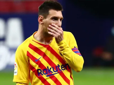 Phản ứng hài hước của khán giả khi thấy Barca tạc tượng Messi