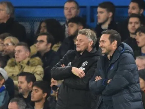 Phản ứng khó tin của Ole - Lampard khi Chelsea đang bị dẫn 2-1