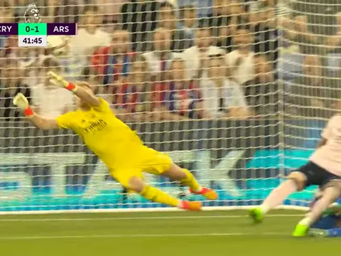 Phản xạ điện xẹt, sao Arsenal hóa người hùng khung gỗ