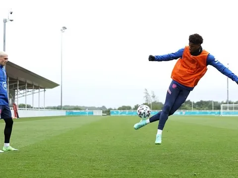 Phil Foden chăm chú nhìn đồng đội trổ tuyệt kỹ