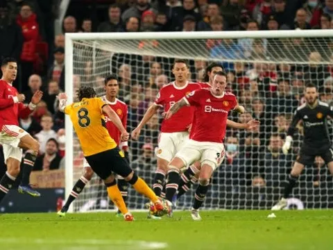 Phil Jones bất chấp nguy hiểm, mang về quả phạt cho Man Utd