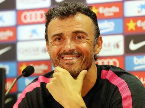 Phóng viên mang bạn gái đi phỏng vấn cùng, Luis Enrique hào hứng