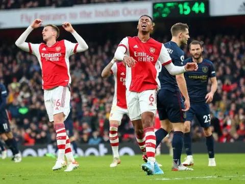 Phung phí 20 cú sút, Arsenal chia điểm với đội cuối bảng