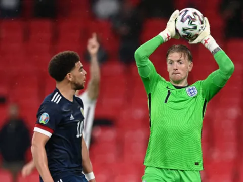 ‘Liverpool đã để một thủ môn xuất sắc vào tay kình địch’